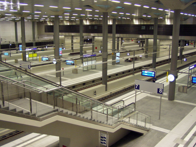 Berlin Hauptbahnhof - lower level platforms